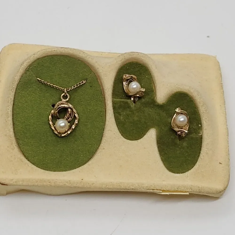 Vintage Gold Tone‎ Filigree Faux Pearl Necklace And Clip-on Earrings